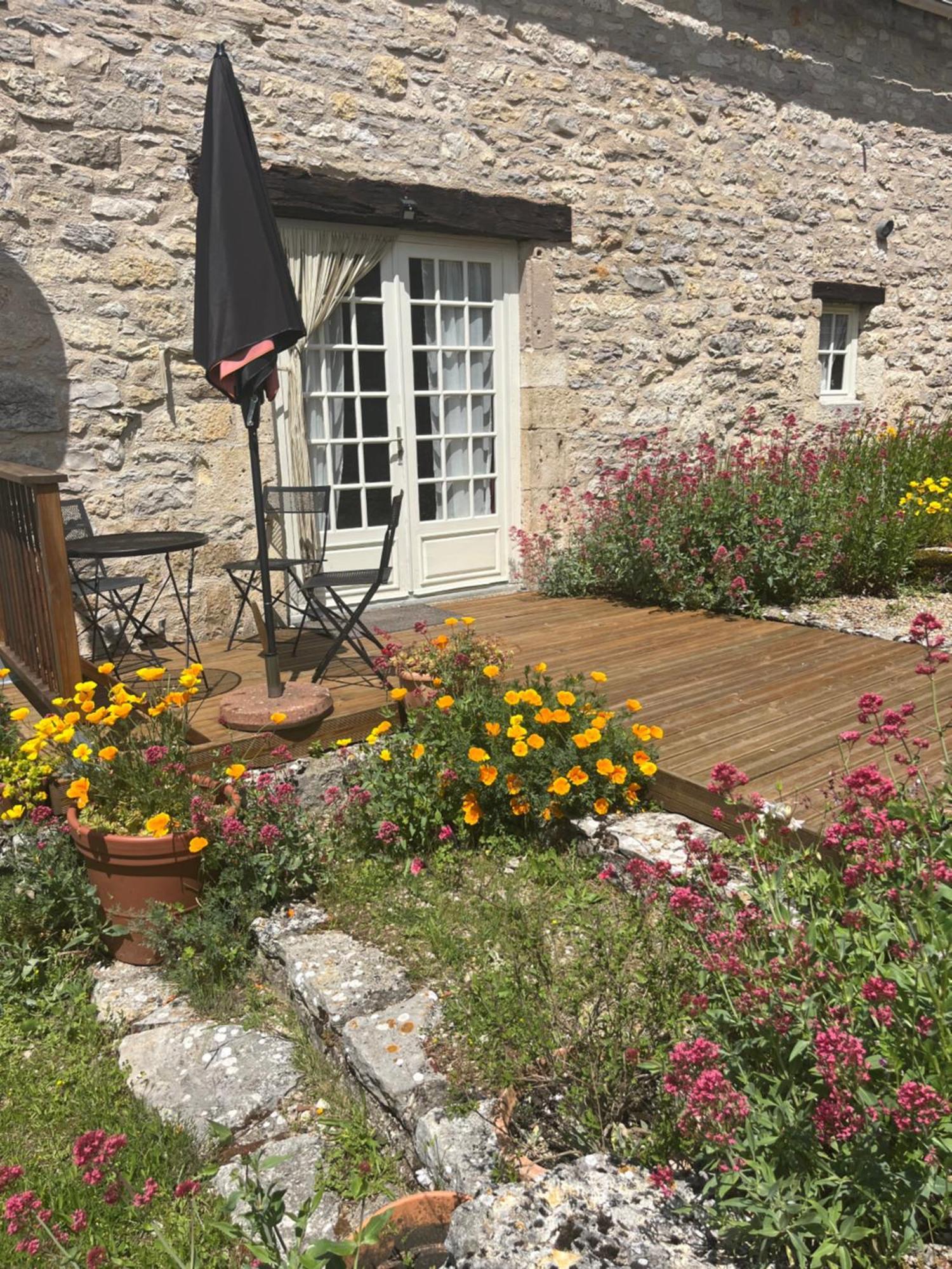 Les Gites Perard Caylus Exteriör bild